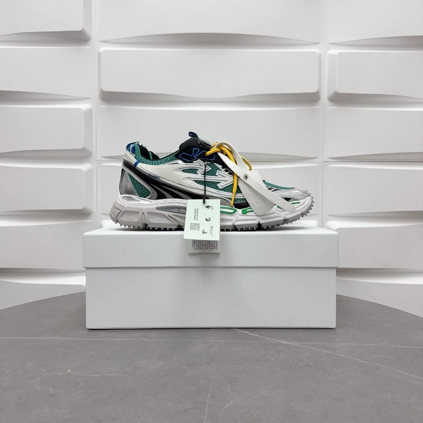 【off- white】P: 720💰Couple style👫, Size: 35-44 (Male 38.45.46 custom-made) High-quality version👊"Out of office" series original mold opening, original lasting, production process 1:1 original version ➰OFF GREY) OFF-WHITE Be Right Back Couple style👫Round toe lace-up arrow pattern low-top lifestyle casual shoes green. A running shoe called the "Be Right Back" sneaker. The design of this sneaker is inspired by Japanese sports aesthetics and craftsmanship, with running performance and principles at its core.